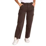 Pantalón cargo marrón con corte recto, bolsillos laterales con solapa y cierre con cremallera y botón.