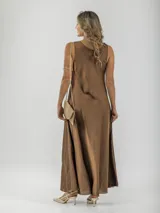 Vestido largo color marrón de satén, con breteles finos y cuello drapeado.