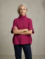 Poncho tejido marca Do Everything In Love, con cuello polera y cierre frontal de un solo botón. Presenta mangas cortas de estilo japonés y un corte holgado.