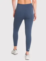 Calza larga azul de tiro alto, corte ajustado y largo hasta el tobillo.