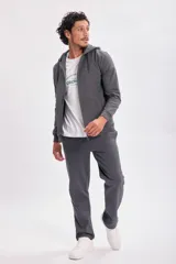 Campera deportiva gris oscuro con capucha y cierre frontal.