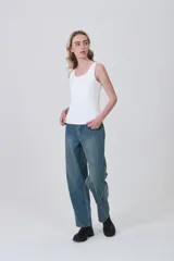 Musculosa negra, ajustada al cuerpo, con escote redondo y sin mangas.