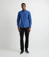 Camisa de hombre de corte slim fit, con cuello abotonado y estampado de cuadros azules.