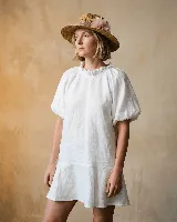 Sombrero de paja con cinta decorativa y aplique de flor de tela gris.