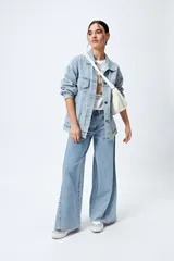 Pantalón jean de calce ultra wide con pierna extra ancha y ruedo desflecado, de tiro medio y construcción clásica en denim.