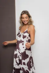 Vestido largo con estampado de cebra en blanco y negro, breteles finos y corte suelto.