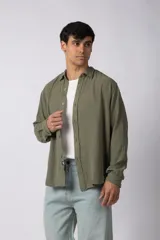 Camisa verde militar de lino con textura arrugada, manga larga y corte holgado.