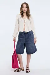 Camisa marrón de manga larga con lazo en el frente.