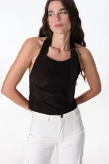 Top de cuero verde con corte ajustado hasta la cintura, tira ajustable con hebilla metálica y cierre desmontable en la espalda.