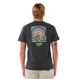 Remera negra de manga corta con cuello redondo y estampado pequeño en el pecho con un sol, olas y el logo de Rip Curl.