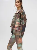 Calza capri de lycra con estampado abstracto en tonos marrones, verdes y rosados.