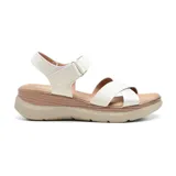 Sandalias de plataforma color blanco con tiras anchas cruzadas en el empeine y tira con hebilla ajustable en el tobillo. Suela de goma color beige con diseño acanalado. Marca Korium, modelo Molly.