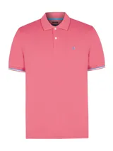 Chomba de piqué color rosa con cuello clásico y tapeta de dos botones. Tiene mangas cortas con puños acanalados con detalles de líneas blancas y azules. Presenta un logo bordado en el pecho.