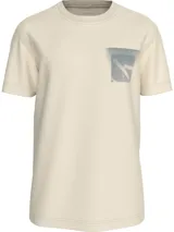 Remera color crema de algodón regenerado, corte regular, cuello redondo y mangas cortas. Presenta un bolsillo en el pecho con el monograma de Calvin Klein enmarcado en una caja.