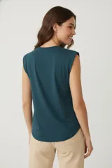 Musculosa a rayas horizontales marrones y blancas, de algodón, corte holgado y cuello redondo.