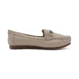 Mocasín de cuero color beige con detalle de hebilla metálica plateada.
