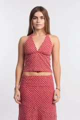 Pollera midi color ladrillo con estampado de líneas blancas formando rombos.