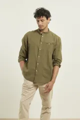 Camisa de lino color beige, de cuello mao y manga larga.