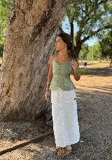 Pollera larga de jean blanca con textura, corte recto y bolsillos delanteros con solapa.