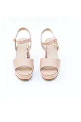 Sandalias de cuero color nude, con plataforma y taco cuadrado.