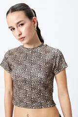 Remera corta de tejido de punto acanalado con estampado animal print.