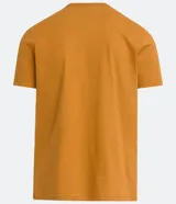 Remera color mostaza de corte slim fit, cuello redondo y manga corta. Presenta un estampado tipográfico en el pecho.