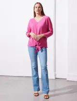 Blusa rosa con escote en V, mangas 3/4 japonesas y nudo en el ruedo.