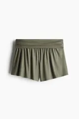 Short verde militar de punto acanalado fino de viscosa, con cintura ancha y costuras laterales fruncidas que crean un efecto drapeado.