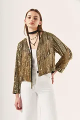 Saco corto con lentejuelas doradas y flecos.