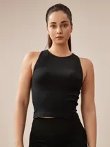 Top marrón acanalado con cuello halter y espalda descubierta.