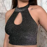 Top halter de noche color gris oscuro con glitter plateado, cuello alto, espalda descubierta y abertura en forma de lágrima en el escote.