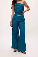 Pantalón recto color amarillo con rayas verticales blancas.