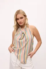 Top sin mangas con cuello halter y estampado a rayas verticales en tonos pastel.
