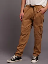 Pantalón jogger cargo negro con puños ajustados, confeccionado en 98% algodón y 2% elastano.