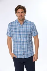 Camisa de manga corta con estampado a cuadros azules y blancos. Confeccionada en Uruguay.