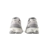 Championes New Balance 9060 color gris con detalles en blanco, confeccionados en gamuza y malla, con logo "N" característico en los laterales y entresuela con tecnología ABZORB y SBS.