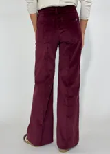 Pantalón de terciopelo azul marino, de corte palazzo.