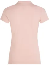 Chomba rosa de piqué de algodón elástico, corte slim, cuello clásico, cartera de cuatro botones, logo de Tommy Hilfiger bordado en el pecho y en la manga.