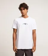 Remera masculina de algodón con cuello redondo y manga corta. Diseño comfort con estampa de esqueleto surfista.