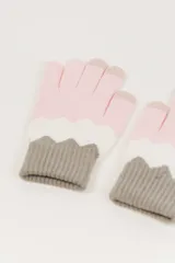 Guantes tejidos con diseño de bloques de color: rosa, blanco y gris.