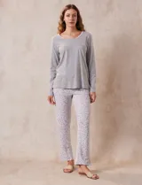 Pantalón de pijama estampado marca René Rofé, con cintura elastizada.