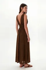 Vestido largo de fiesta color marrón oscuro con brillo, escote pronunciado en V y frunces en la cintura.