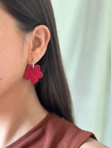 Aros colgantes con arito de acero quirúrgico y dije en forma de flor pintada a mano. Cada flor es única.