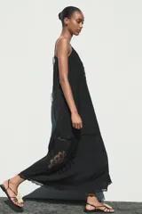Vestido midi negro de tirantes finos con escote recto y detalle de bordados perforados a tono.