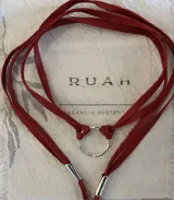 Gargantilla tipo choker de cuero color rojo con aro metálico plateado y terminales metálicos plateados.