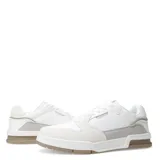 Championes acordonados color beige con detalles en negro, blanco y verde.