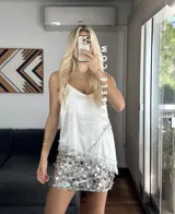 Musculosa lencera blanca con encaje, escote pico y tirantes finos. Bajo asimétrico.