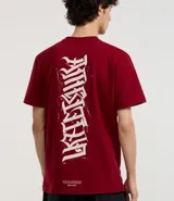 Remera de algodón color borgoña, corte comfort, con cuello redondo y mangas cortas. Estampa frontal y trasera con la palabra "Ambicion" en tipografía gótica.