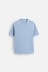 Camiseta celeste de punto con hilatura de mezcla de algodón, corte relaxed fit, cuello redondo, manga corta y acabados en rib.