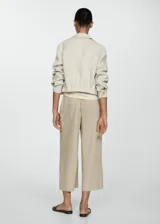 Pantalón culotte color beige de lino y viscosa, con cintura elástica y corte ancho.